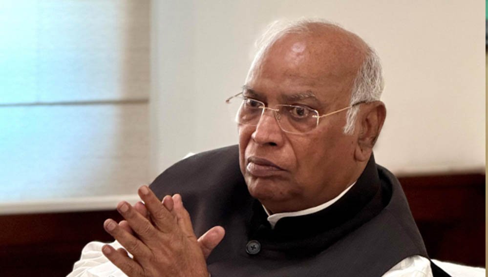 Mallikarjun Kharge को कोर्ट का बड़ा झटका! वारंट जारी, किस केस में फंसे कांग्रेस अध्यक्ष?