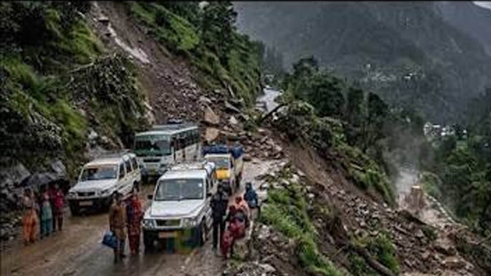 उत्तराखंड में भारी बारिश से बिगड़े हालात, चारधाम यात्रा प्रभावित; बदरीनाथ हाईवे बंद