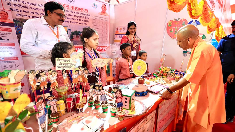 मुख्यमंत्री ने बुलाया तो दौड़कर मंच पर पहुंचीं महिलाएं, भेंट किया हाथ से बनाया गया चित्र