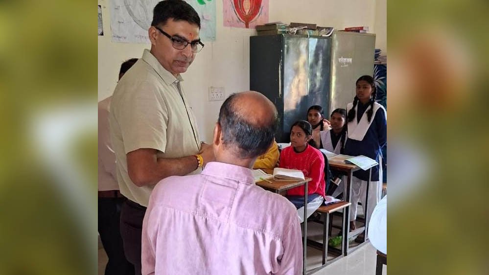 नवागत कलेक्टर रत्नाकर झा ने विद्यालयों एवं छात्रावास का किया निरीक्षण
