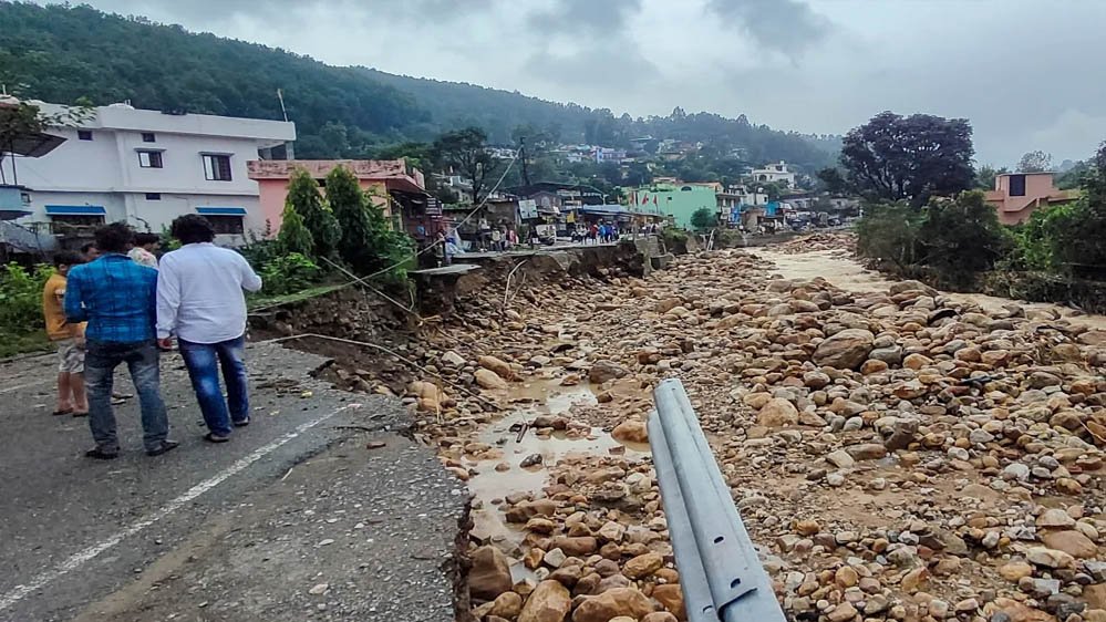 उत्तराखंड में मूसलाधार बारिश से हाहाकार, गंगा उफान पर; बदरीनाथ हाईवे पर लैंडस्लाइड ने रोका रास्