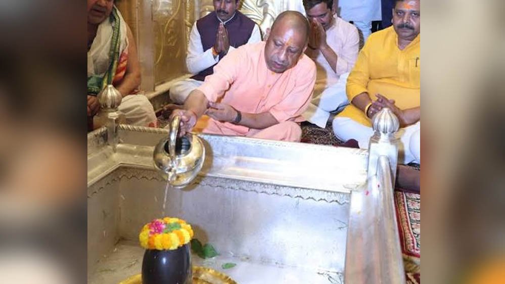 गुरु पूर्णिमा पर मुख्यमंत्री ने किए बाबा विश्वनाथ के दर्शन, देश-प्रदेश की सुख-समृद्धि की कामना