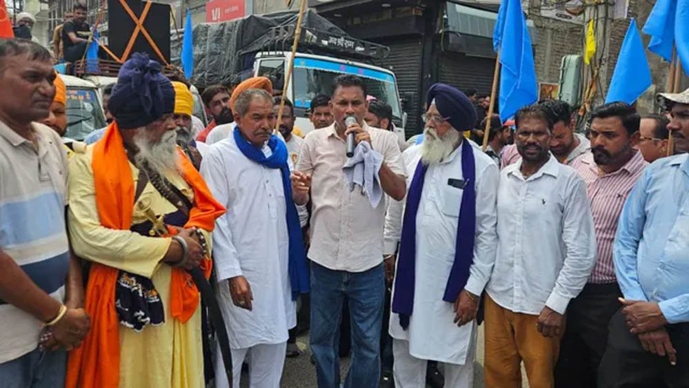सफाई कर्मचारियों के समर्थन में पंजाब बंद, प्रदर्शन के दौरान रस्सी से टकराकर स्कूटी सवार गिरा; क