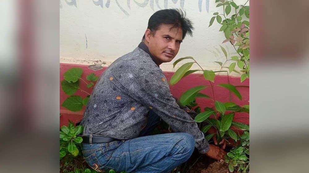 रीवा संभागीय कार्यवाहक अध्यक्ष आशीष मिश्रा ने लगाई जामुन के पौधे