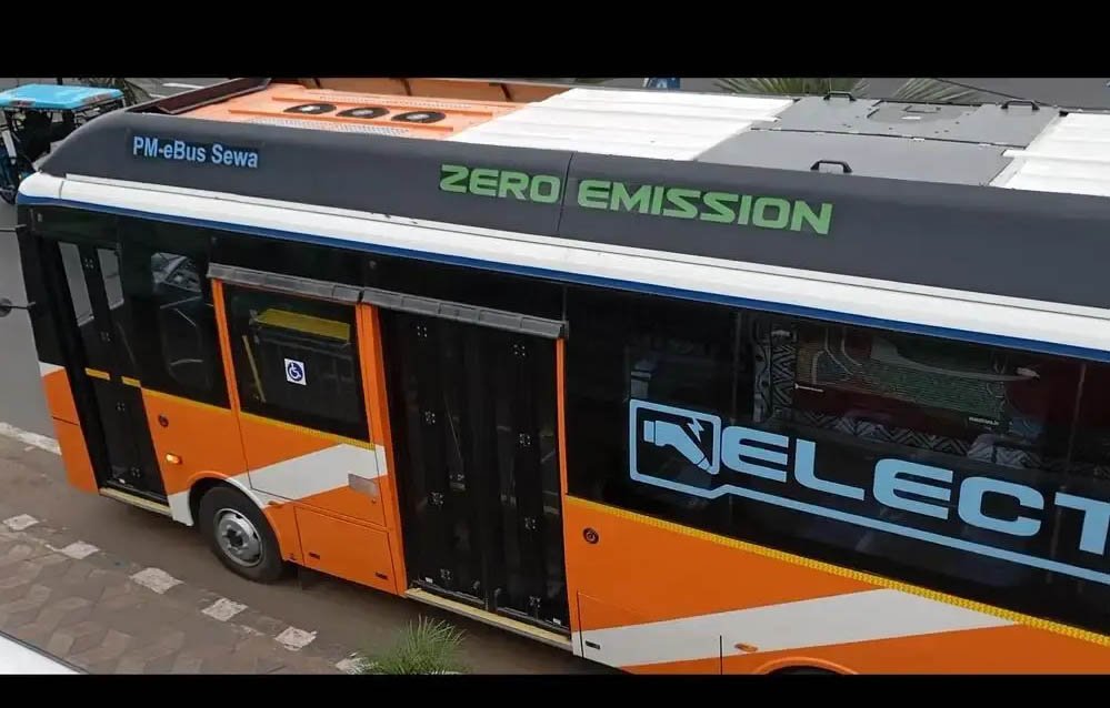 Bhopal Electric Bus: राजधानी की सड़कों पर दौड़ीं AC ई-बसें, दिव्यांगों के लिए हाइड्रोलिक लिफ्ट 