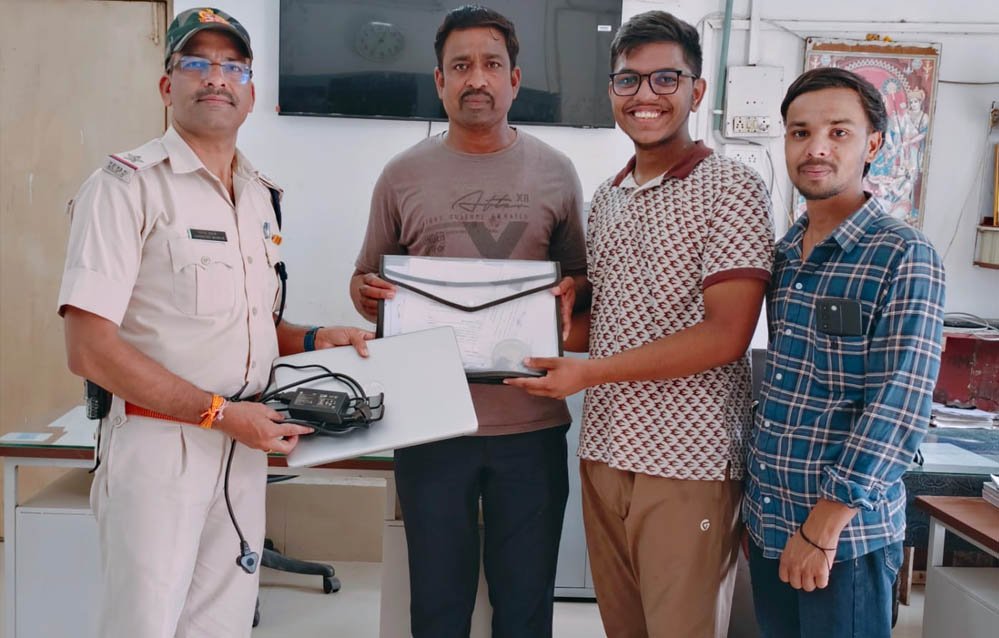 आरपीएफ ने ₹70 हजार मूल्य का लैपटॉप व महत्वपूर्ण दस्तावेजों से भरा बैग यात्री को सकुशल लौटाया