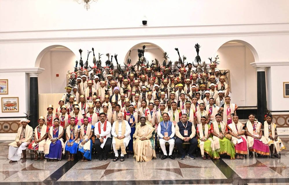 राष्ट्रपति द्रौपदी मुर्मु से बस्तर पंडुम-2026 के विजेताओं ने की मुलाकात, छत्तीसगढ़ के प्रतिनिधि