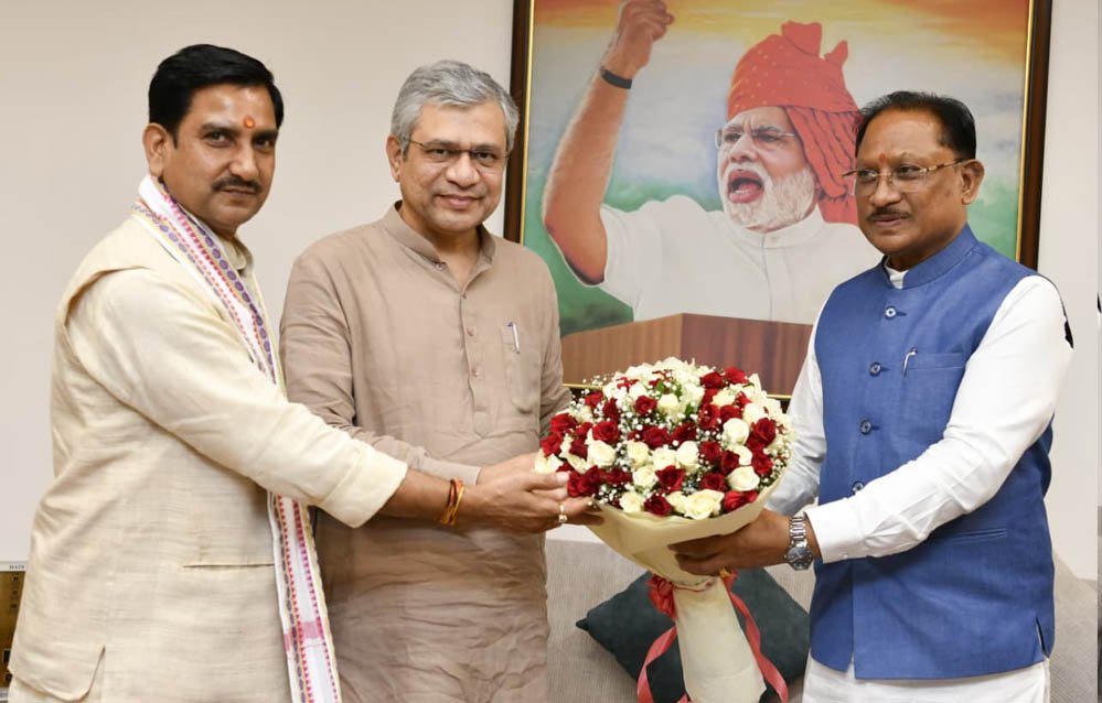 मुख्यमंत्री विष्णुदेव साय ने छत्तीसगढ़ में प्रमुख रेल परियोजनाओं को गति देने रेल मंत्री अश्विनी