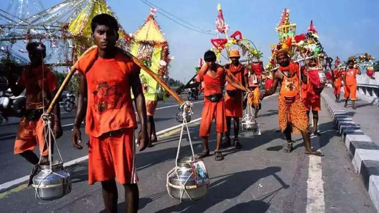 हावड़ा के बांस से बनती है कांवड़, पटना बाजार में सजीं महंगी कांवड़ें