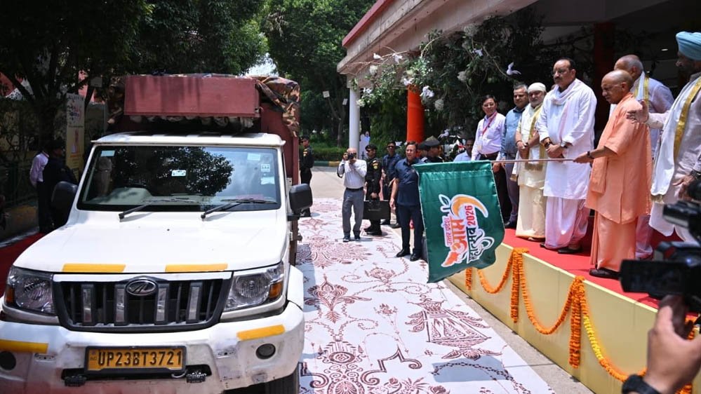 आधा किलो वजनी आम ने खींचा सबका ध्यान, यूपी मैंगो फेस्टिवल में CM योगी ने की सराहना