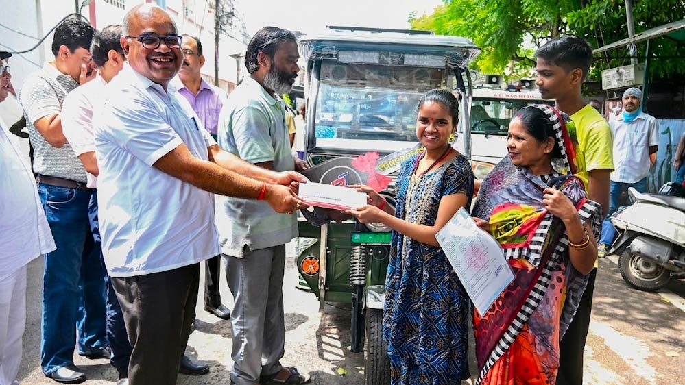 CM योगी के संकल्प से बदली 'खुशी' की जिंदगी, इलाज-शिक्षा के बाद अब आय का भी हुआ इंतजाम