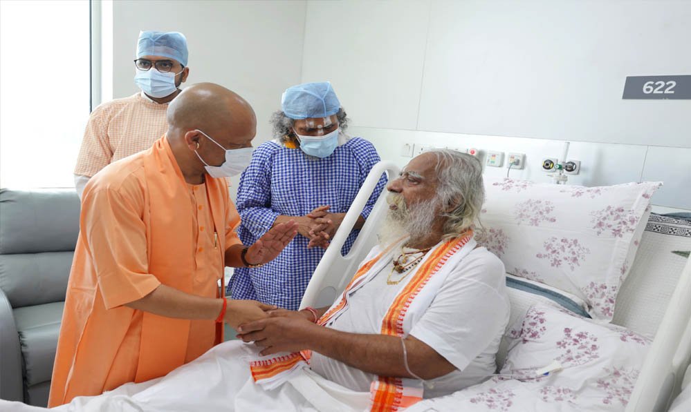 सीएम योगी पहुंचे मेदांता अस्पताल, महंत नृत्य गोपाल दास का जाना हालचाल