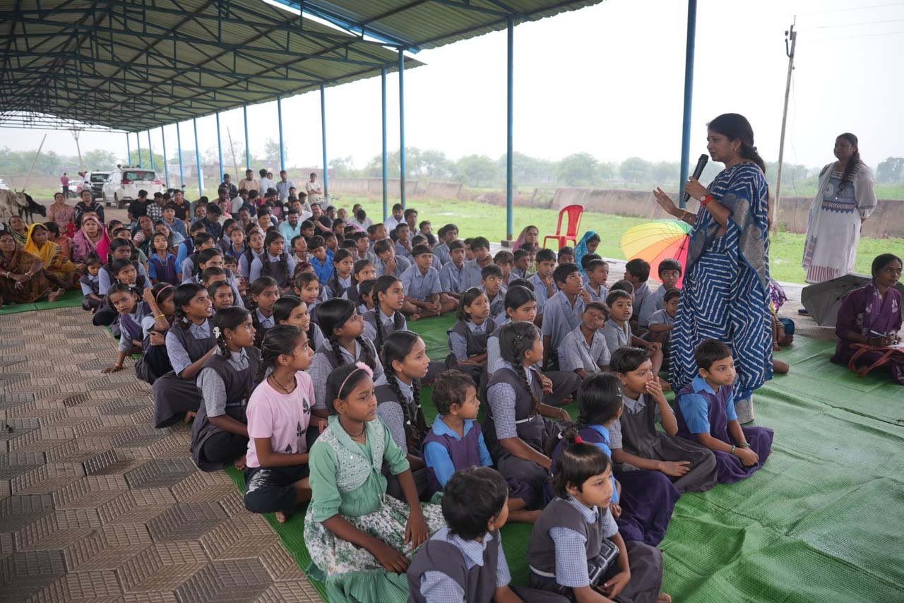 बारिश में भी बच्चों का उत्साह कायम, बोहरडीह में लगी बाल अधिकारों की चौपाल