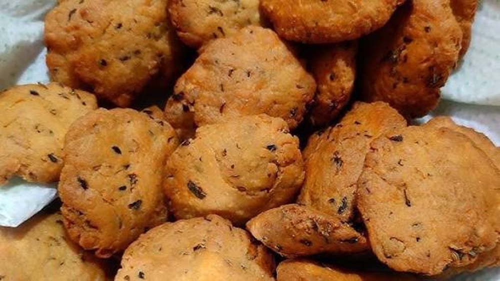 अजवाइन और कसूरी मेथी से बनी कुरकुरी मठरी, एक बार बनाएं और महीनेभर करें स्टोर