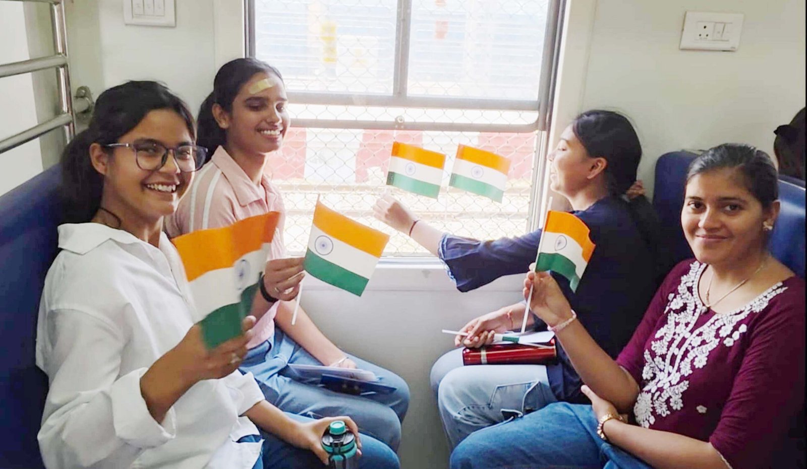 हाइड्रोजन ट्रेन का पहला सफर यादगार, छात्राओं ने सराही आधुनिक सुविधाएं