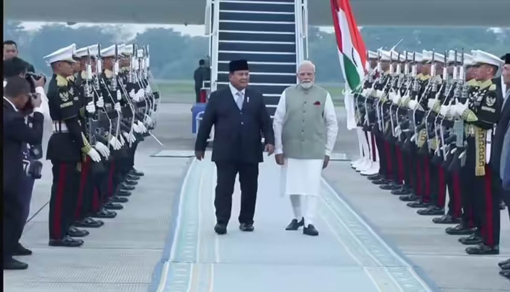 इंडोनेशिया दौरे पर PM मोदी का शानदार स्वागत, आसमान में फाइटर जेट्स ने दी सलामी