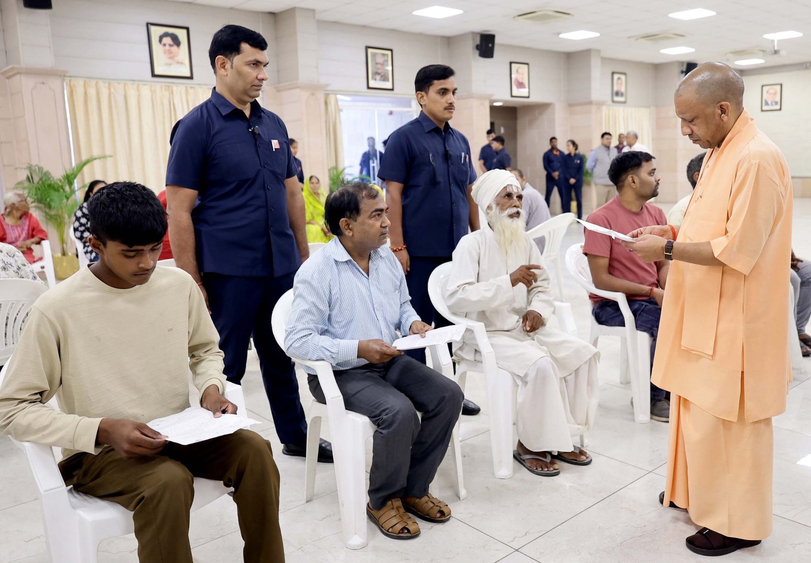 लखनऊ में जनता दर्शन: सीएम ने समयबद्ध और निष्पक्ष समाधान के दिए निर्देश