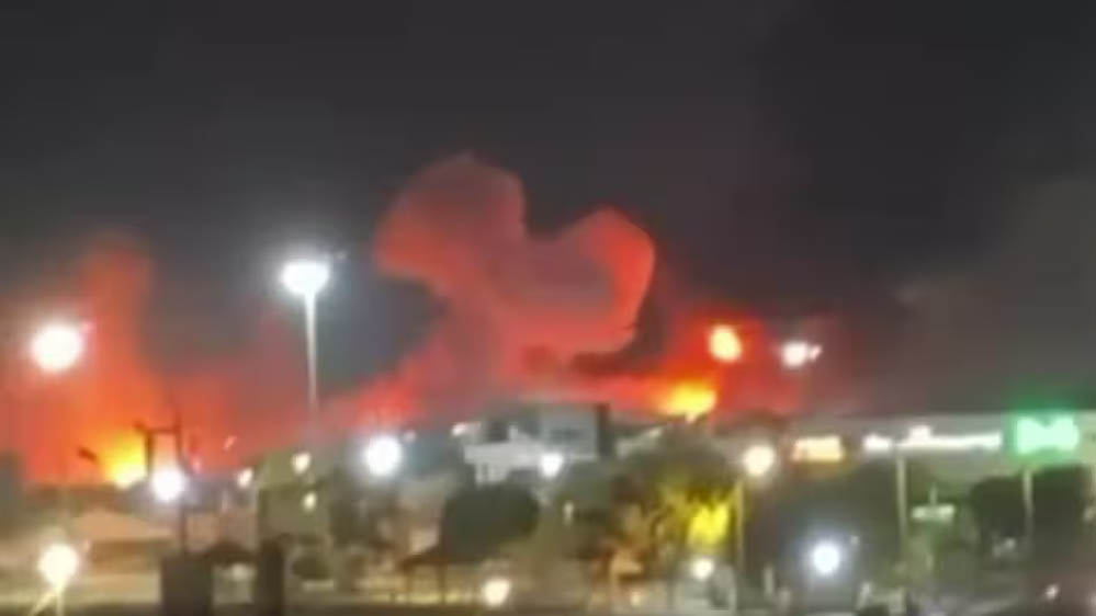 US Airstrike on Iran: होर्मुज में फिर भड़की जंग, कमांड सेंटर, रडार और मिसाइल साइट्स समेत 80 ठिक