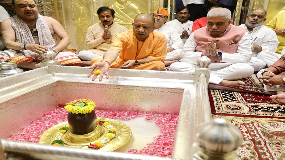 सीएम योगी ने चौकाघाट स्थित विद्युत सब स्टेशन का किया स्थलीय निरीक्षण