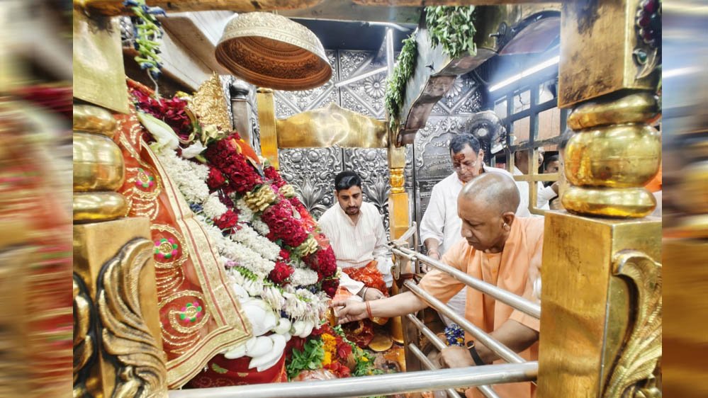 CM योगी ने मां विंध्यवासिनी के दरबार में की पूजा-अर्चना, प्रदेश की सुख-समृद्धि की कामना