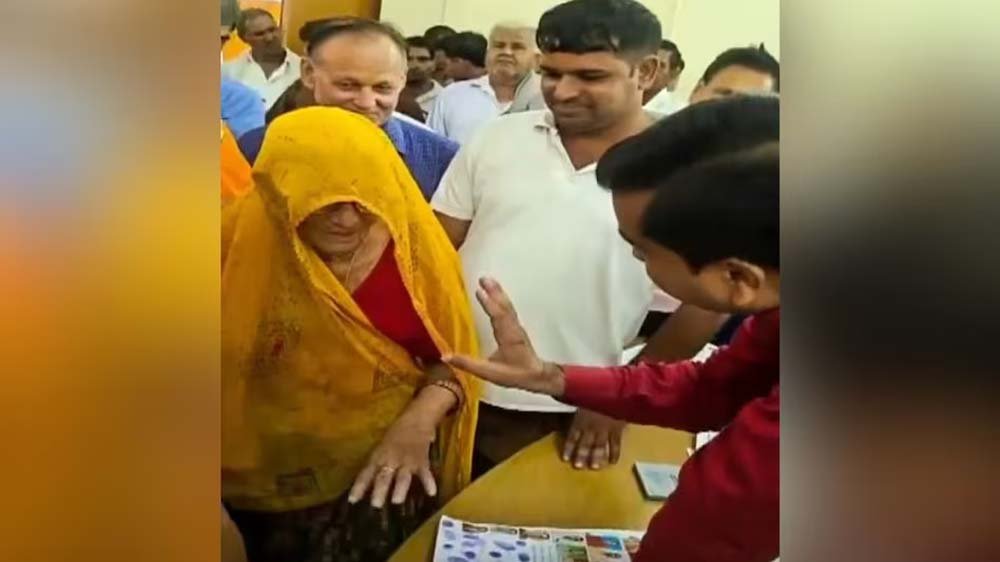 'बहू गर्म रोटी न दे तो मेरे पास आ जाना', SDM की मजेदार बात का वीडियो हुआ वायरल