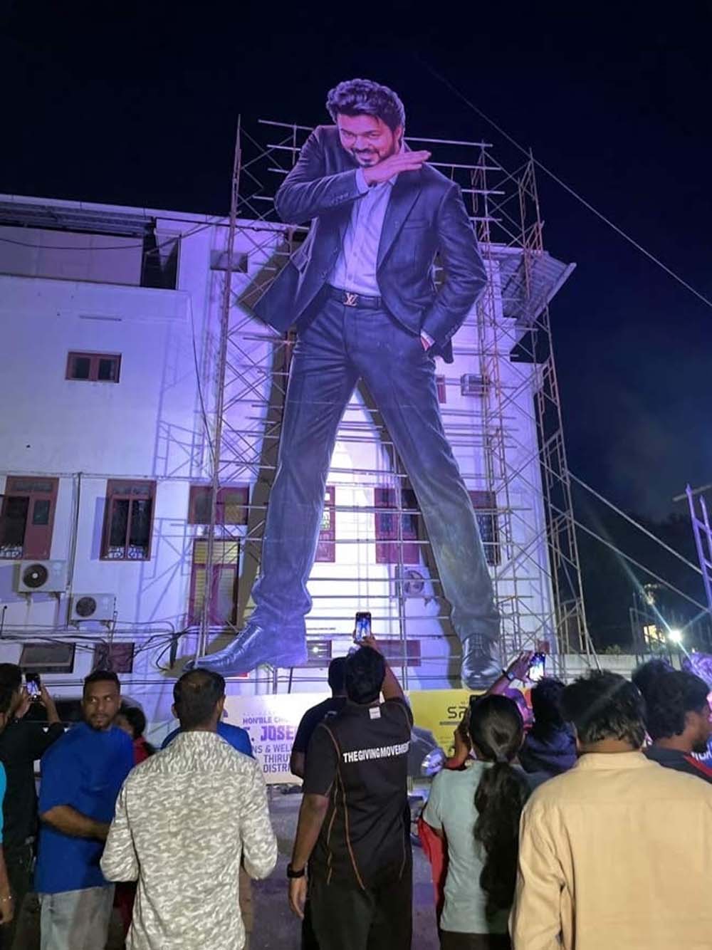 जन नायगन रिलीज होते ही छाई, विजय के फैंस ने मनाया जश्न