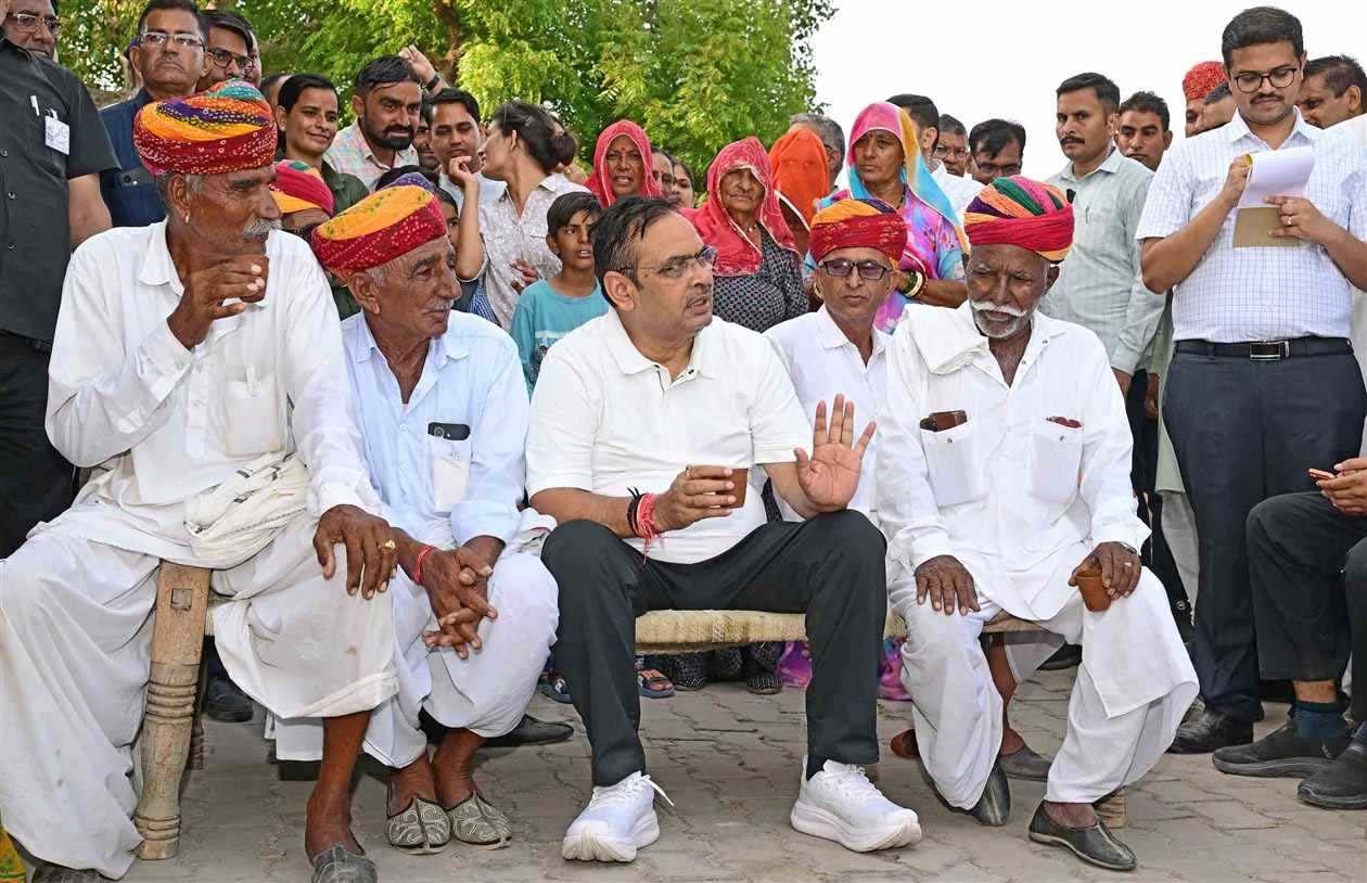 तिलानेश गांव पहुंचे मुख्यमंत्री, विकास योजनाओं और समस्याओं पर ग्रामीणों से की चर्चा