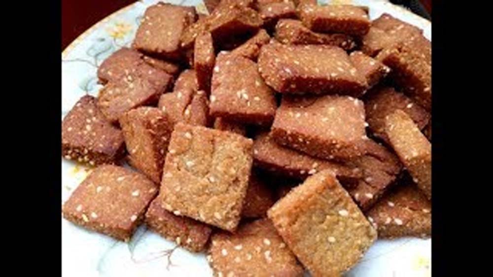 गुड़ और गेहूं के आटे से बनाएं हेल्दी मीठी मठरी, स्वाद भी और सेहत भी