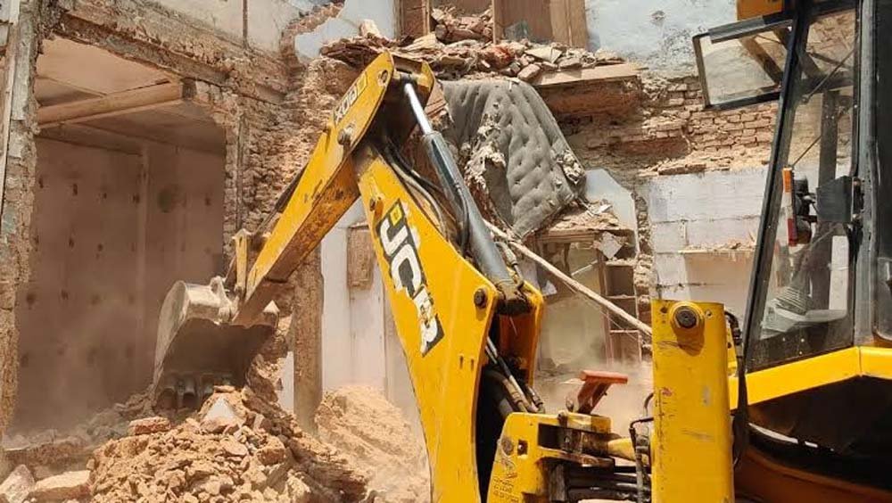 वाराणसी दालमंडी में ध्वस्तीकरण तेज, प्रशासन ने शुरू की बड़ी कार्रवाई