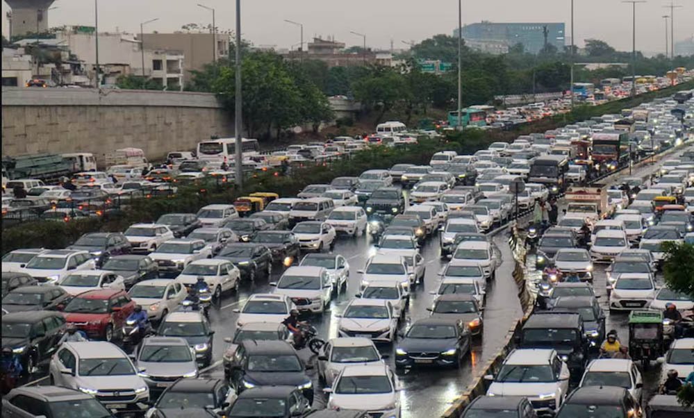 बारिश ने दिल्ली-NCR की रफ्तार रोकी, नोएडा-गुरुग्राम में जलभराव से सड़कों पर लगा जाम