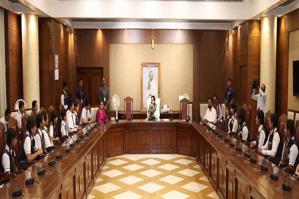 मुख्यमंत्री डॉ. यादव से विधानसभा में मिले आगर-मालवा और जबलपुर के मेधावी विद्यार्थी