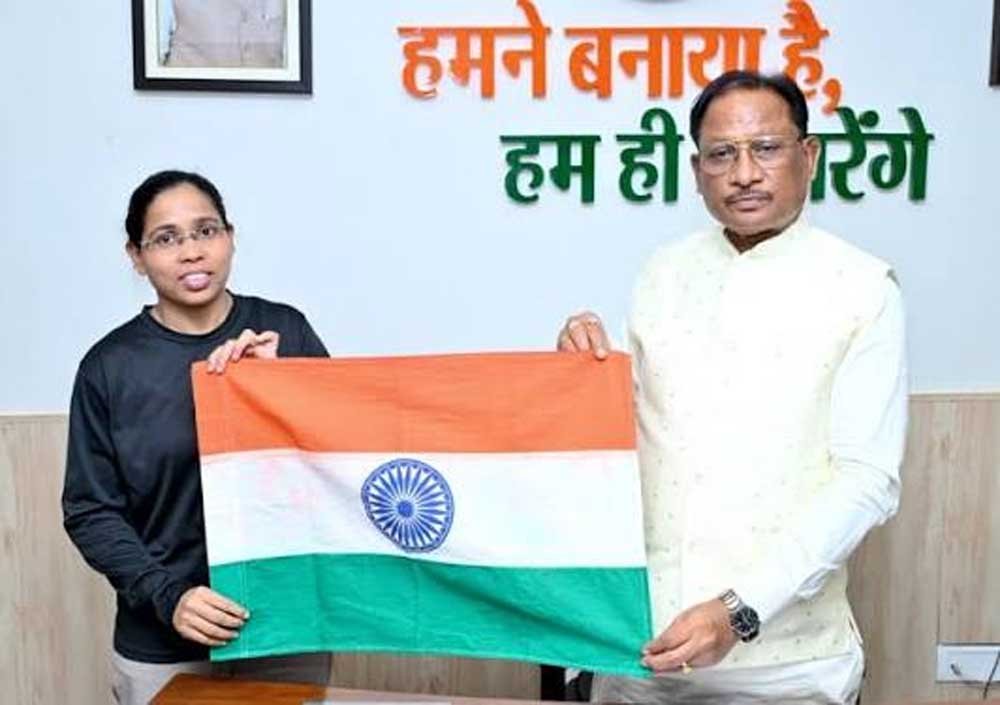 मुख्यमंत्री विष्णुदेव साय ने माउंट एवरेस्ट फतह करने वाली पर्वतारोही अमिता श्रीवास को दी बधाई