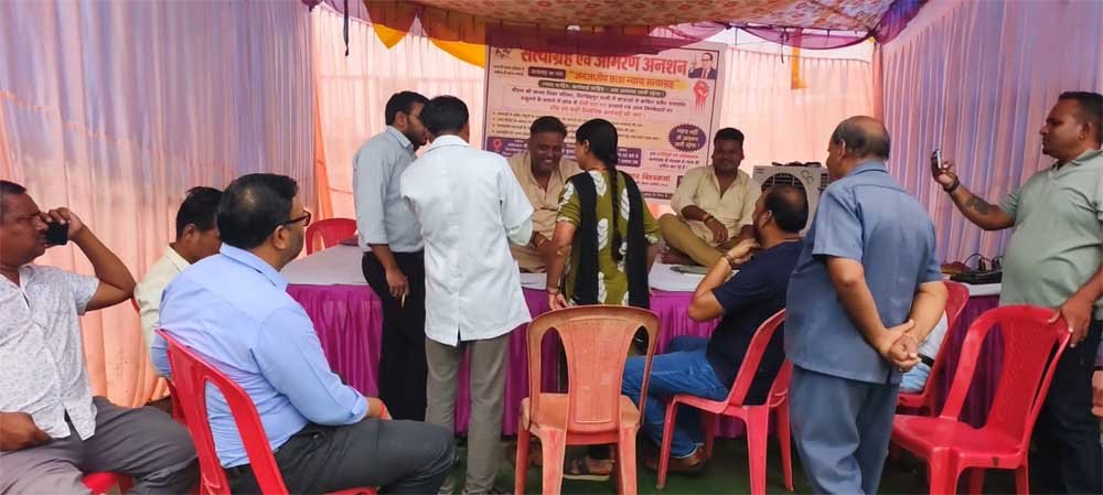 छात्रवृत्ति घोटाले में कार्रवाई की मांग तेज आमरण अनशन तीसरे दिन भी जारी