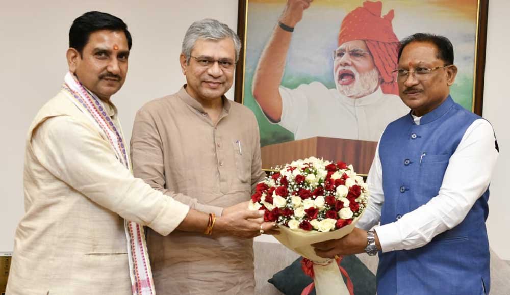 मुख्यमंत्री विष्णुदेव साय ने छत्तीसगढ़ में प्रमुख रेल परियोजनाओं को गति देने रेल मंत्री अश्विनी