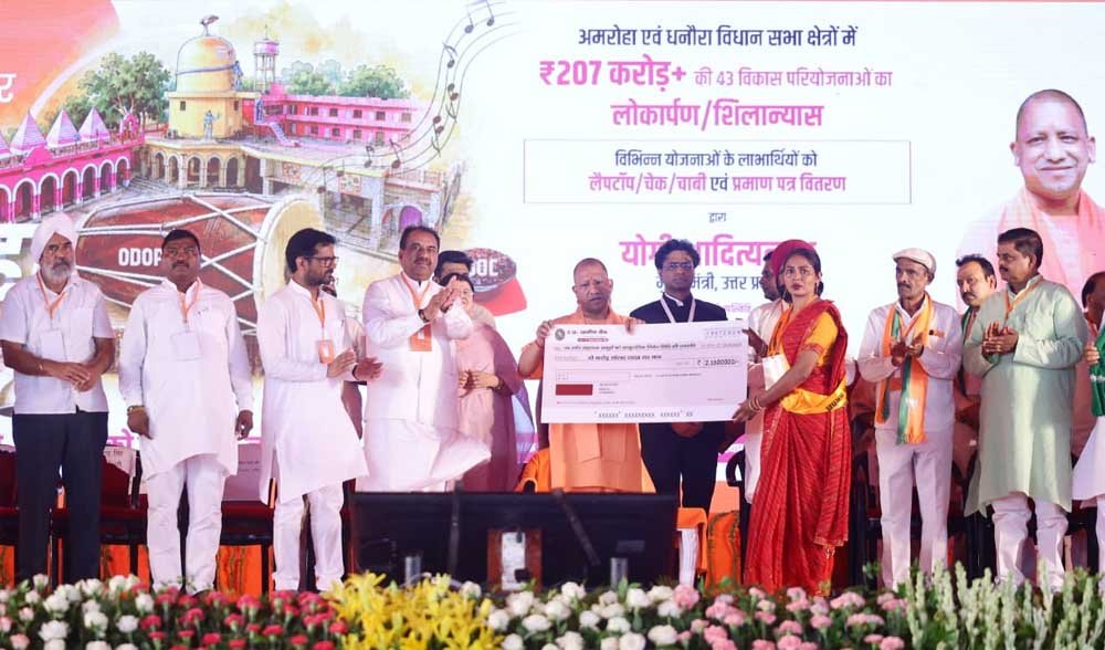 मंच से 10 लाभार्थियों का सम्मान: महिलाओं को आवास-रोजगार, किसानों को ड्रोन और मेधावियों को मिला 
