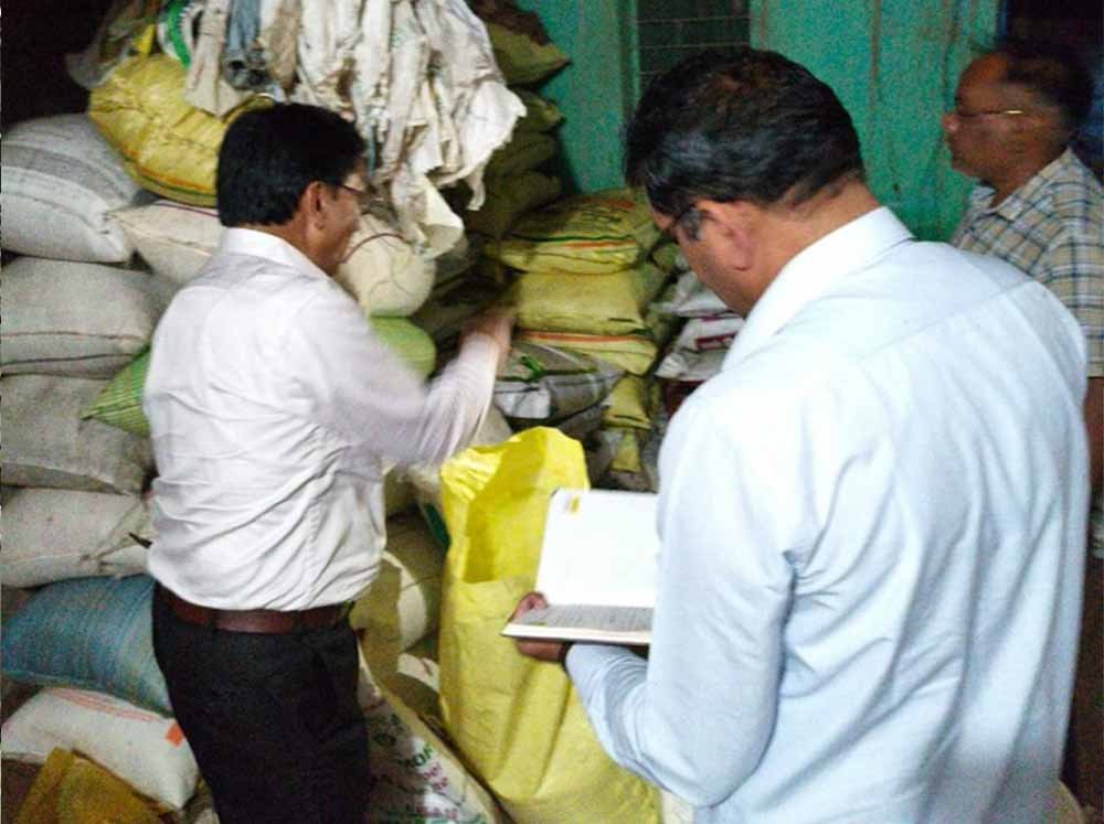 छत्तीसगढ़: अवैध भंडारण का खुलासा, कृषि विभाग ने सामग्री जब्त कर पैकेजिंग यूनिट की सील