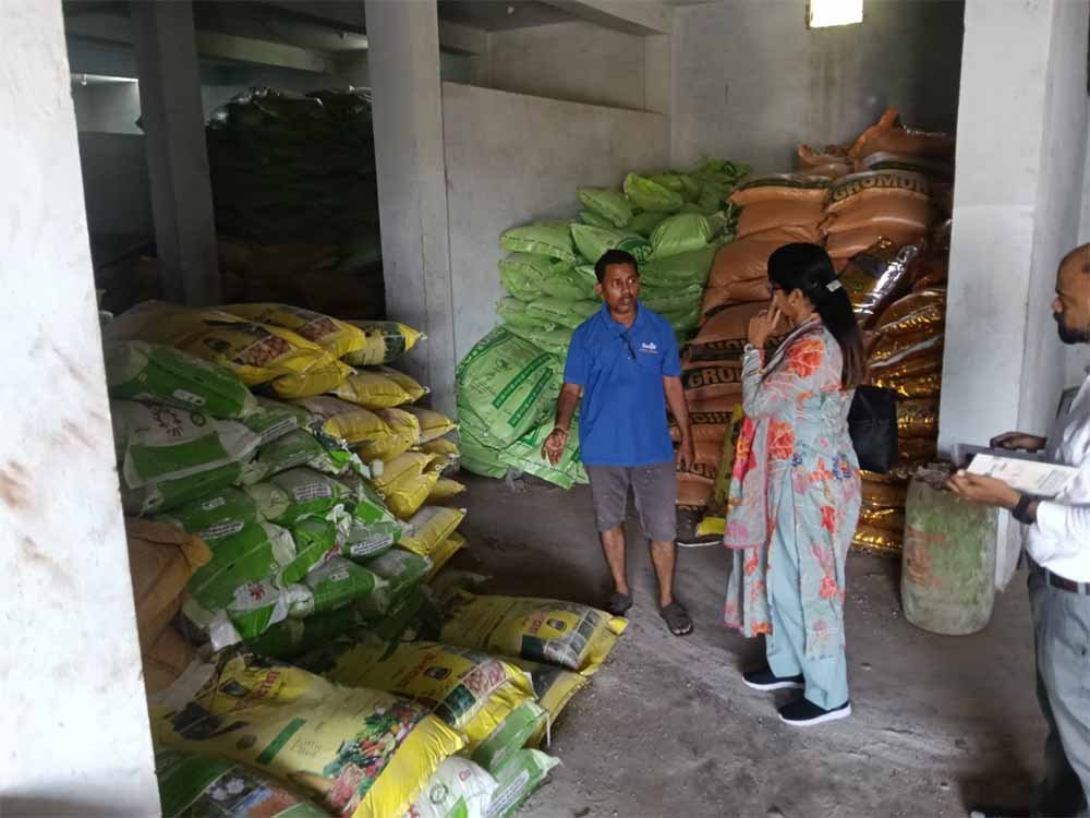 दुर्ग में अवैध खाद का भंडारण बेनकाब, प्रशासन ने गोदाम सील कर कृषि सामग्री जब्त की
