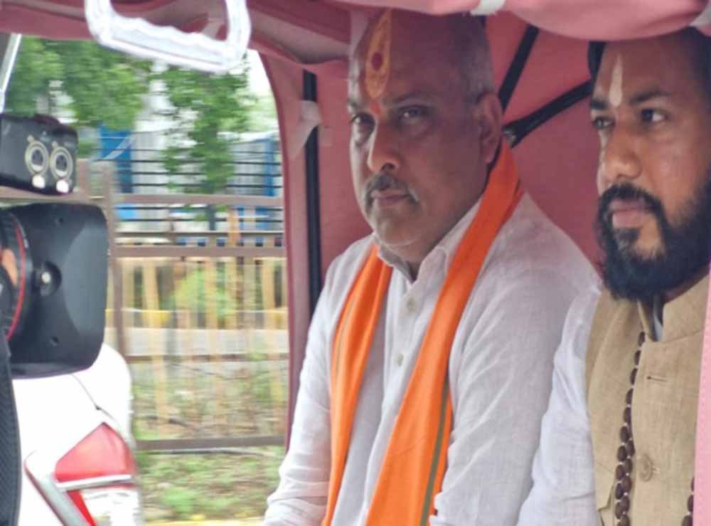 पिंक ई-रिक्शा की सवारी कर विधानसभा पहुंचे मंत्री गुरु खुशवंत साहेब, दिया खास संदेश