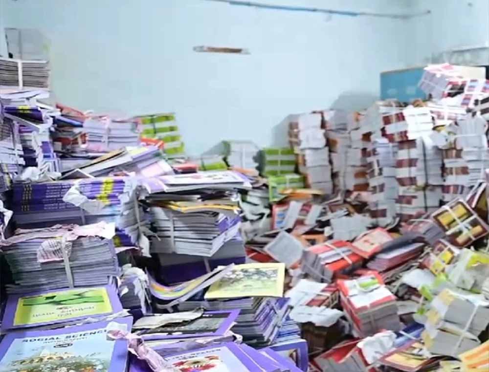 सरकारी पुस्तकों की कबाड़ में बिक्री पड़ी भारी, दुर्ग में प्रधान पाठक पर निलंबन की कार्रवाई