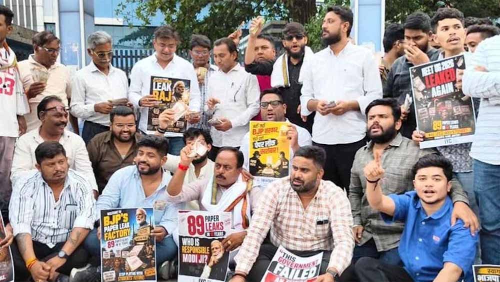 NEET Protest: प्रदर्शन में अश्लील हरकतों पर पुलिस का शिकंजा, नाबालिग समेत कई की पहचान में जुटी 