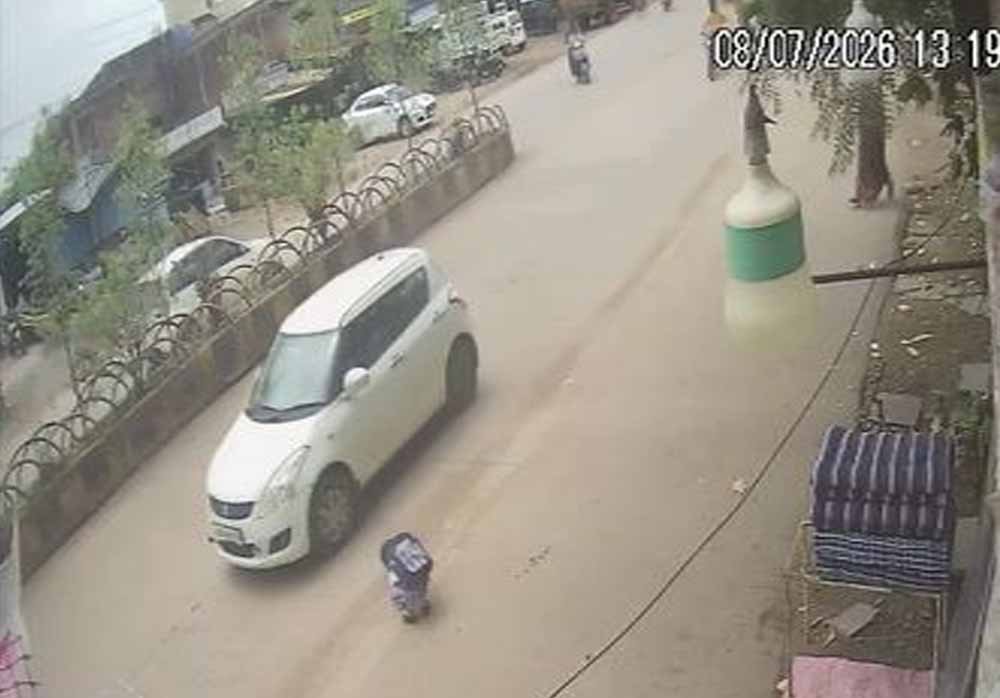 छत्तीसगढ़ में स्कूल वैन से गिरा बच्चा, चलते वाहन का गेट खुलने से मचा हड़कंप