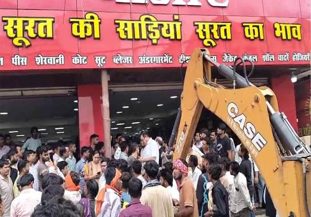 रायपुर के पंडरी मार्केट में प्रशासन की बड़ी कार्रवाई, पुरानी होलसेल दुकान से हटा अतिक्रमण
