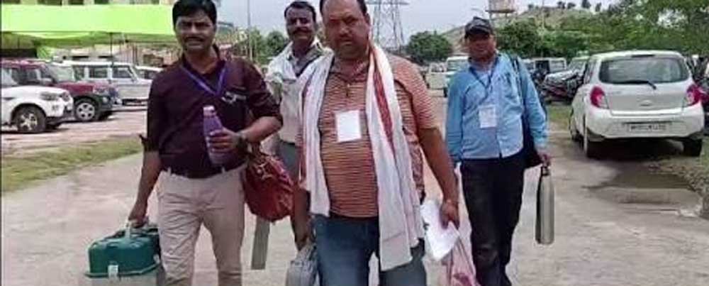 मतदान दल गंतव्य तक पहुँचे