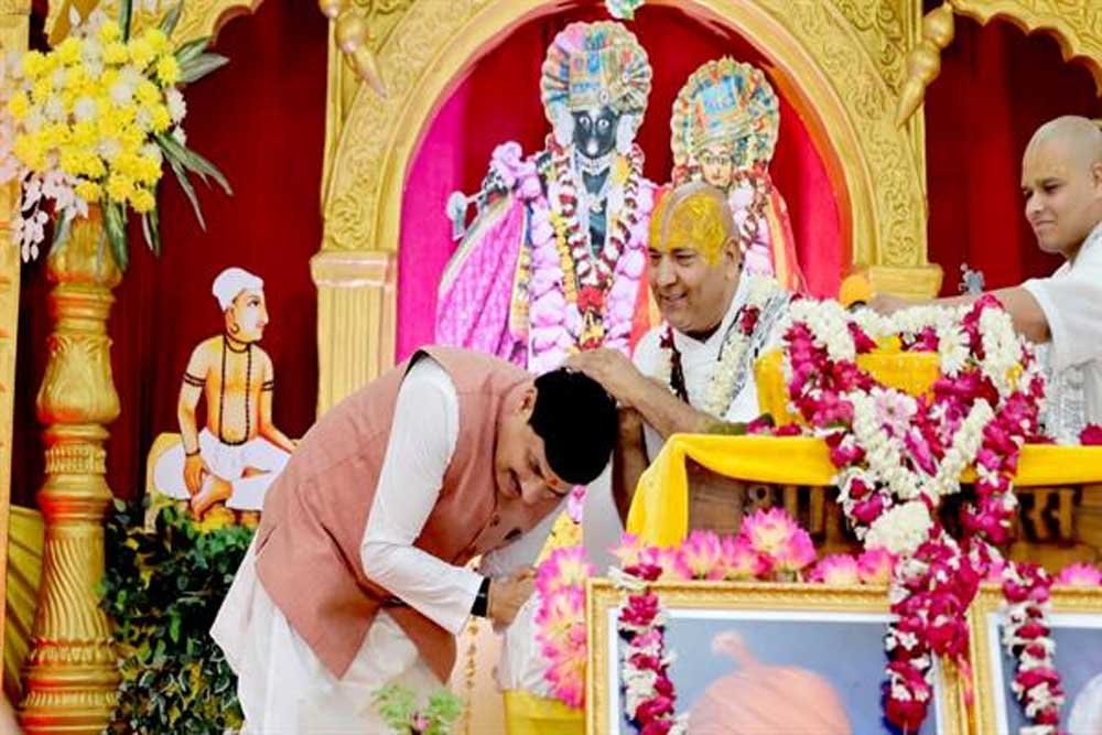 गुरू पूर्णिमा महोत्सव में शामिल होकर संतों का प्राप्त किया आशीर्वाद