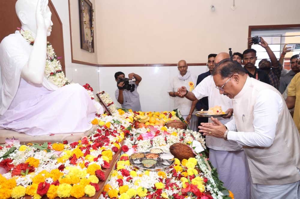 गुरु पूर्णिमा पर मुख्यमंत्री ने अघोर गुरु पीठ बनोरा में किए गुरु दर्शन, बाबा प्रियदर्शी राम से 