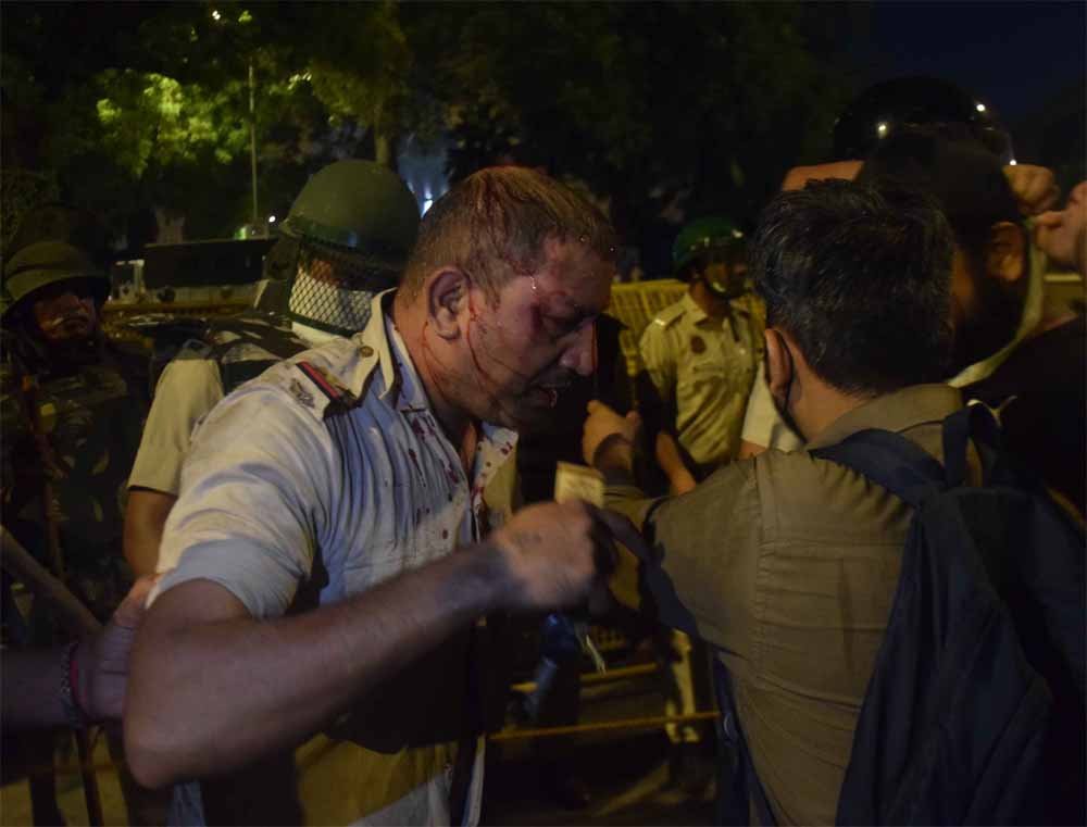 जंतर-मंतर हिंसा की दर्दनाक कहानी, 'खून से सनी वर्दी' देखकर रो पड़े घायल पुलिसकर्मियों के परिजन