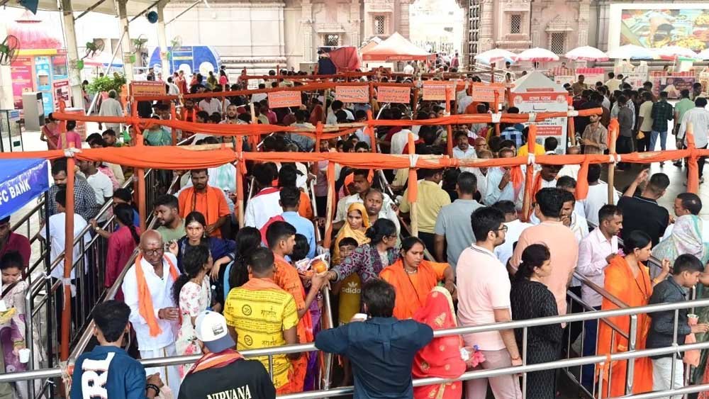 श्रावण के प्रथम दिन बाबा विश्वनाथ के दरबार में उमड़ा आस्था का सैलाब
