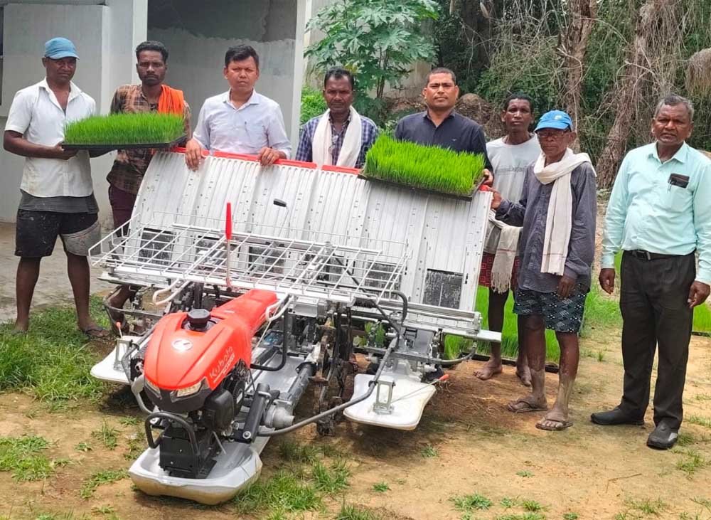 आवेदन पर त्वरित कार्रवाई, किसान को अनुदान पर मिली रोपा लगाने की आधुनिक मशीन