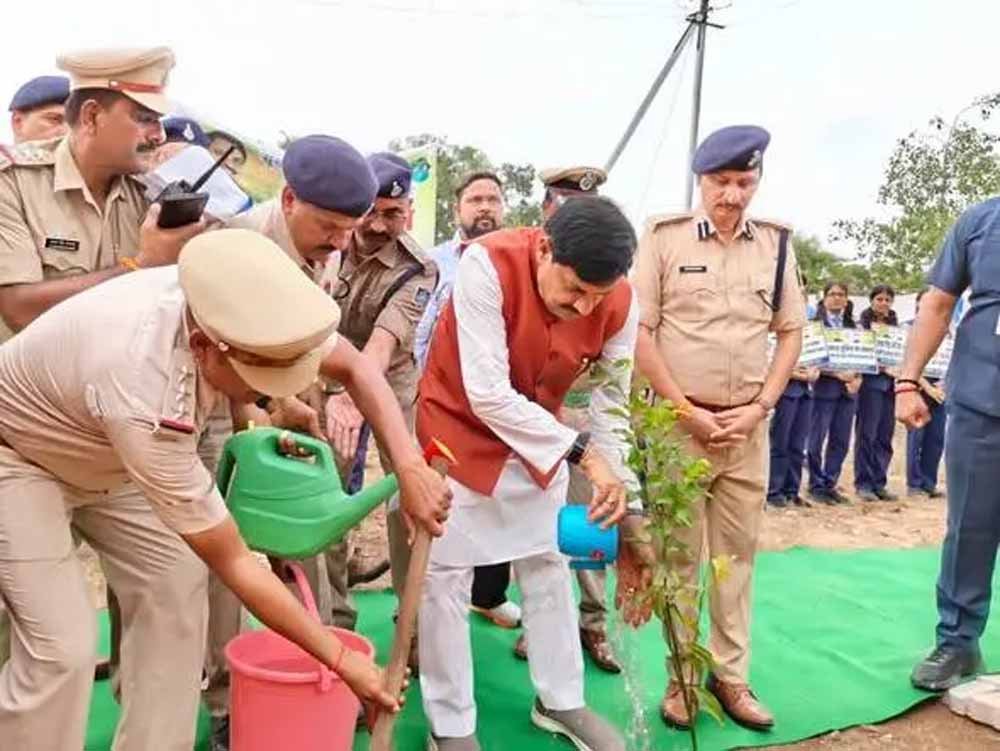 टीकमगढ़ एसपी पर गिरी गाज, CM मोहन यादव का काफिला रुकवाने के बाद हटाने का आदेश