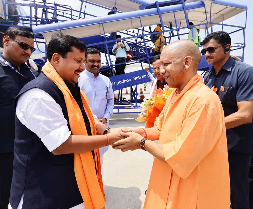 पहली बार लखनऊ पहुंचे भाजपा के राष्ट्रीय अध्यक्ष, सीएम योगी ने मंत्रियों व कार्यकर्ताओं से कराया